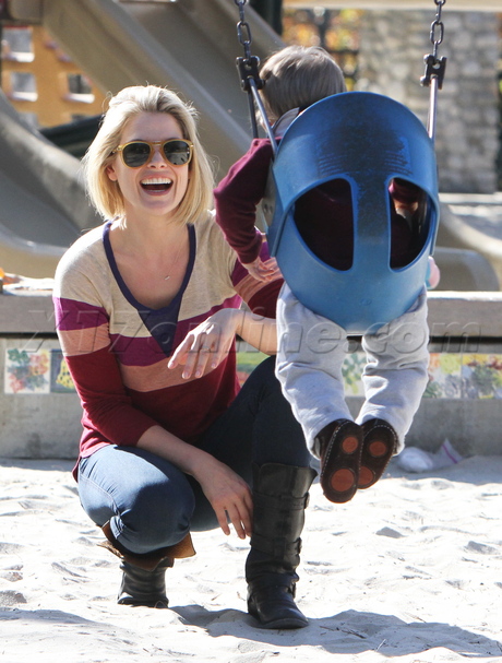 Ali Larter baby park swing stripes sunglasses