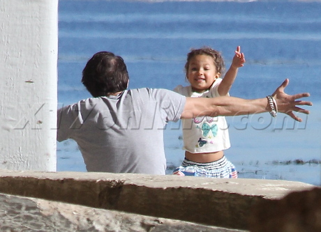 Halle Berry Olivier Martinez beach ocean new years day