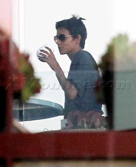 Halle Berry Olivier Martinez beach ocean new years day