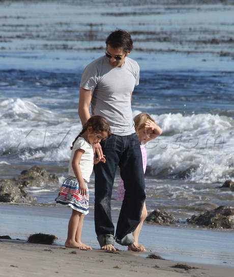 Halle Berry Olivier Martinez beach ocean new years day