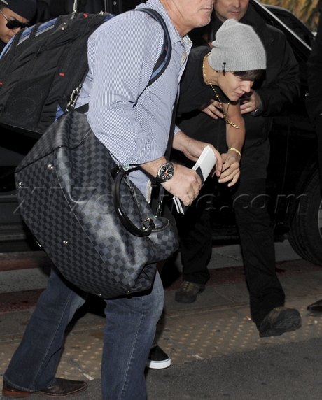 Justin Bieber beanie airport france singer hide