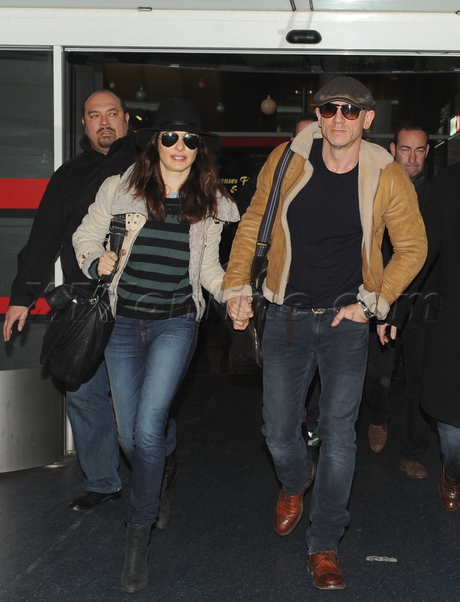 roissy airport paris france sunglasses jacket hat Daniel Craig Rachel Weisz 