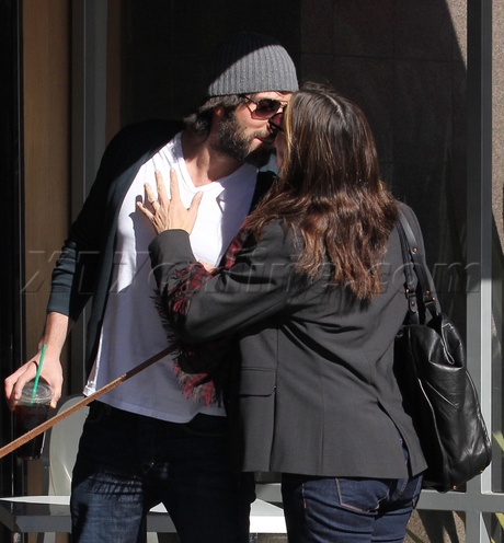 pregnant sunglasses Violet  Seraphina dog ben affleck kiss 