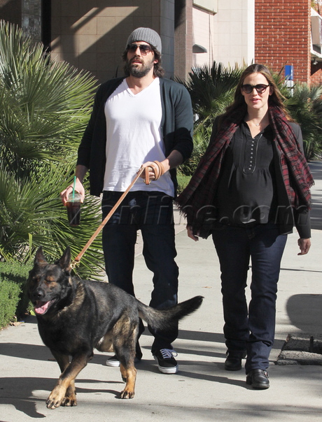 pregnant sunglasses Violet  Seraphina dog ben affleck kiss 