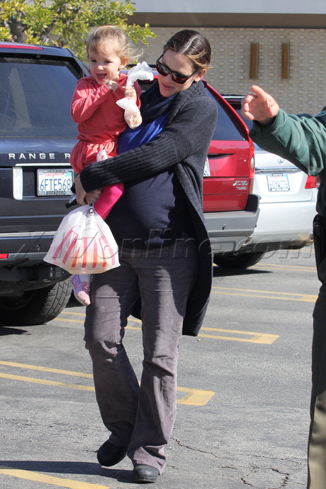 Jennifer Garner range rover pregnant denim ben affleck rain family santa monica jacket 