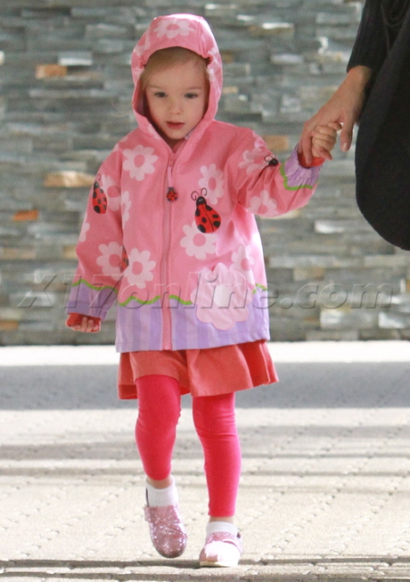 Jennifer Garner range rover pregnant denim ben affleck rain family santa monica jacket 