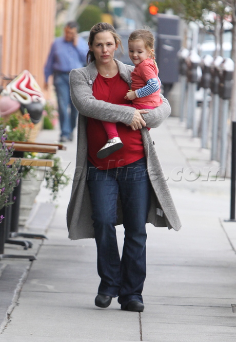 Jennifer Garner pregnant Seraphina Affleck denim smile laugh happy pink pants starbucks 