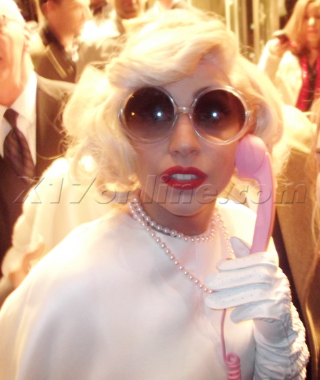sunglasses Lady Gaga  car phone fans Taylor Kinney 