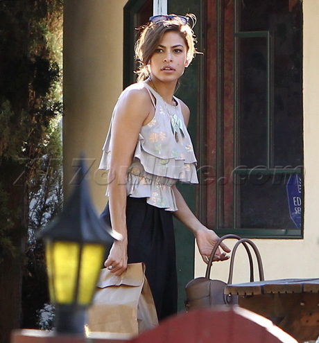 Eva Mendes ryan gosling filming purse 