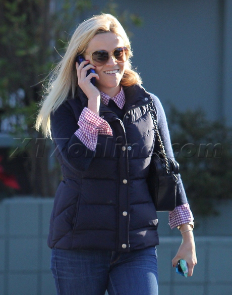 Reese Witherspoon noots jeans sunglasses chanel phone rental car
