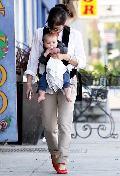 Selma Blair sunglasses baby flats arthur 