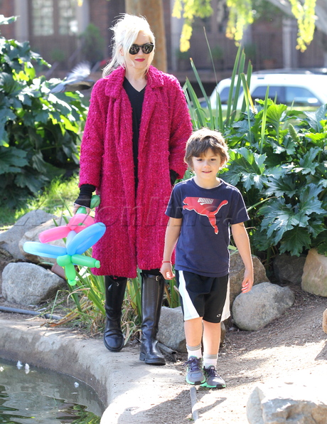 Gwen Stefani Kingston Zuma scooter bike