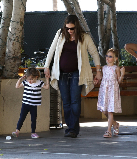 Jennifer Garner violet seraphina sandbox park pregnant 