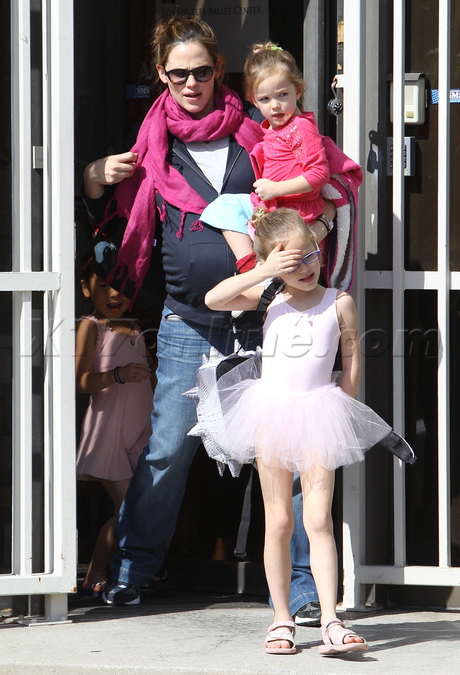 Jennifer Garner Brentwood Violet Seaphina dance class 