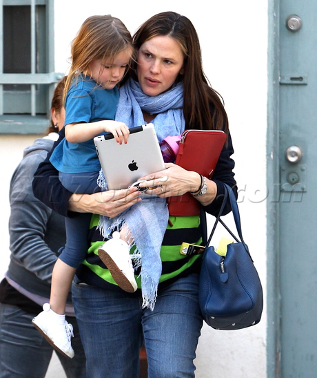 Jennifer Garner Brentwood Violet Seraphina pregnant no makeup 