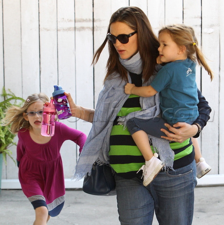 Jennifer Garner Brentwood Violet Seraphina pregnant no makeup 