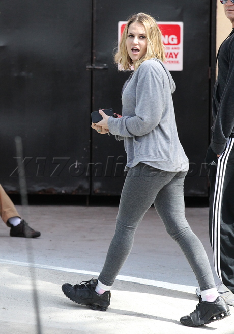 Brooke Mueller starbucks west hollywood charlie sheen rehab blonde coffee