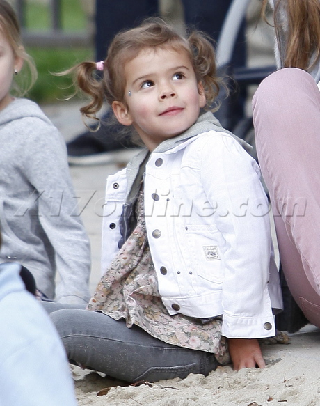 Jessica Alba cash warren park vest smile family baby pink jeans toms 