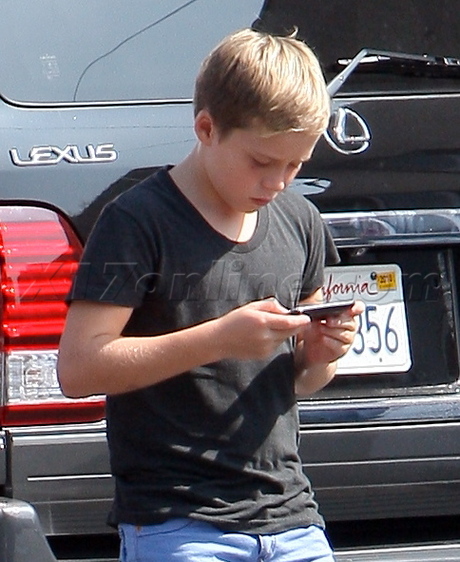 Brooklyn Beckham Romeo Beckham permiere jeans sneakers phone