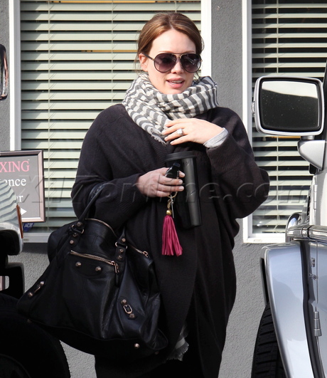 HIlary Duff blonde pregnant hand bag scarf purse pilates