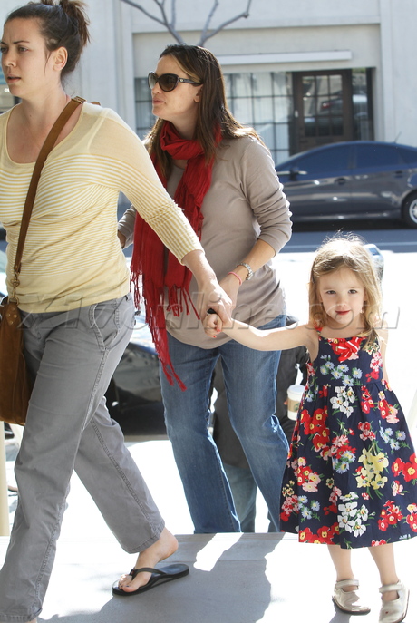 Jennifer Garner scarf pregnant daughters denim 