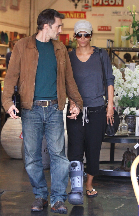 skinny sunglasses Halle Berry Olivier Martinez broken foot