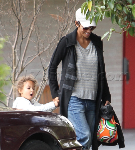 sunglasses Halle Berry boots cast walking cast Nahla hat 