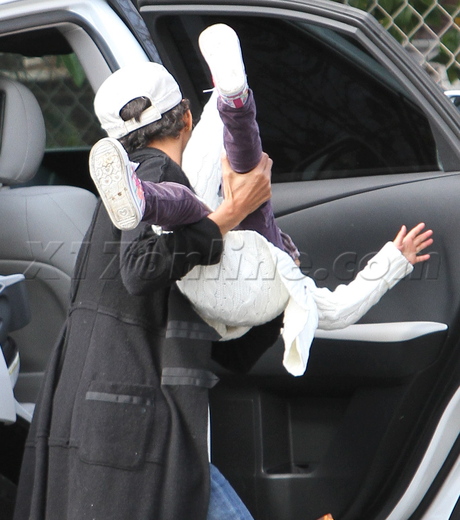 sunglasses Halle Berry boots cast walking cast Nahla hat 