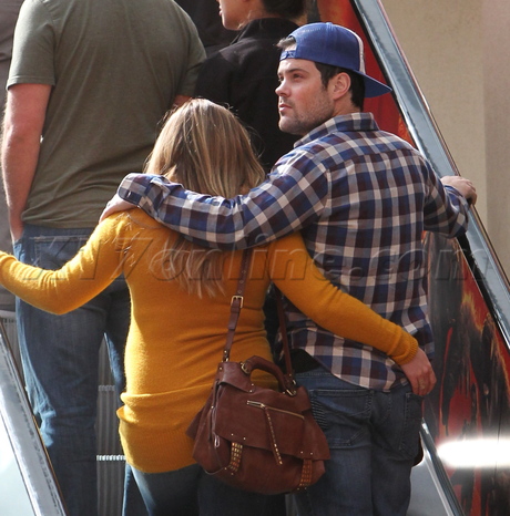 pregnant jeans hold hands  Hilary Duff   Mike Comrie 