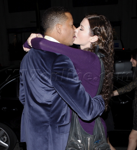 hollywood Terrence Howard kissing jacket kiss beso 