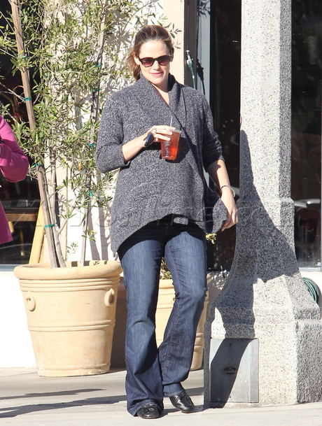 Jennifer Garner pregnant drink sunglasses caffe luxxe sweater 