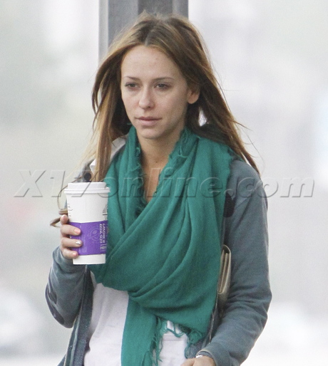 Jeniffer Love Hewitt no make up scarf coffee sweats