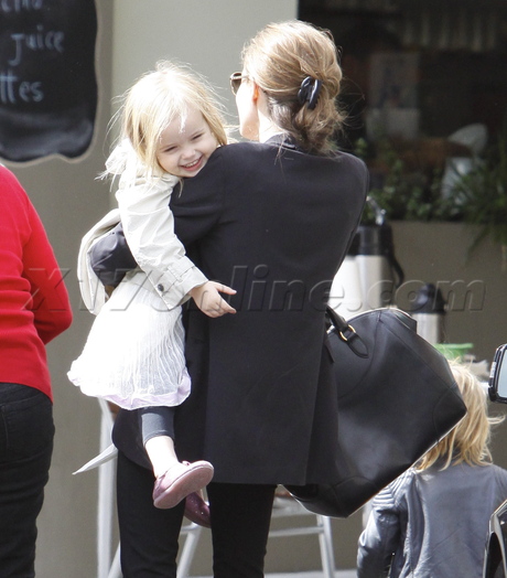 Angelina Jolie boots coffee skinny brad pitt sunglasses