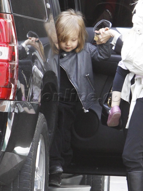 Angelina Jolie boots coffee skinny brad pitt sunglasses
