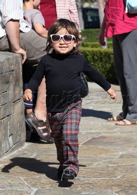 sunglasses Kourtney Kardashian pregnant mason disick fringe purse scrf 