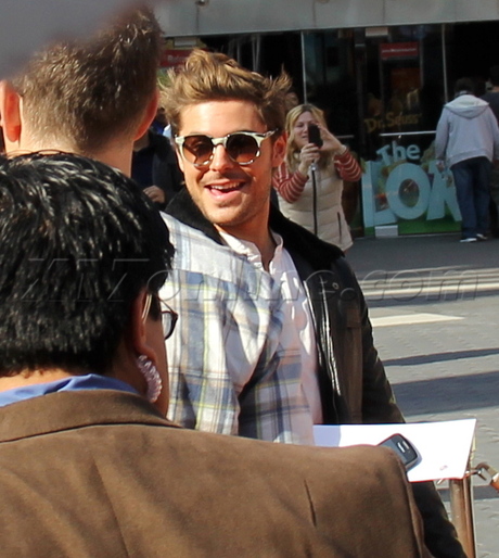 sunglasses Taylor Swift Zac Efron the lorax red carpet film 