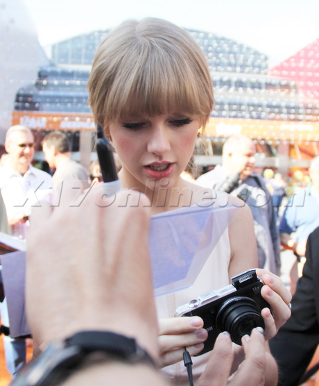 sunglasses Taylor Swift Zac Efron the lorax red carpet film 