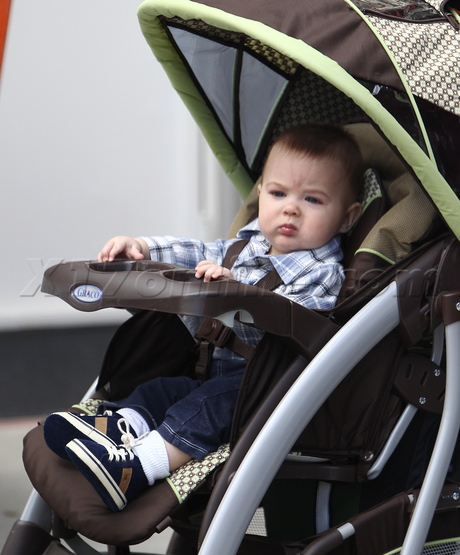 Alyssa Milano baby milo stroller mistresses set film show uggs