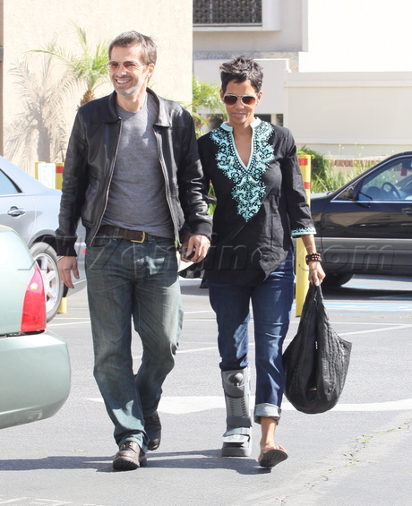  Olivier Martinez Halle Berry broken foot cast jeans sunglasses dentist 