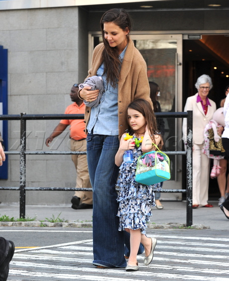 Katie Holmes Suri Cruise Build-A-Bear workshop