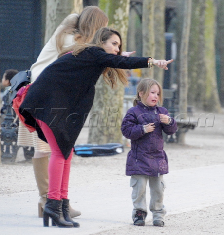 jacket paris france Jessica Alba child cry police