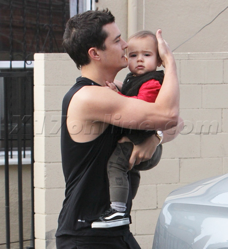 Orlando Bloom gym work out baby son sleeveless smile 