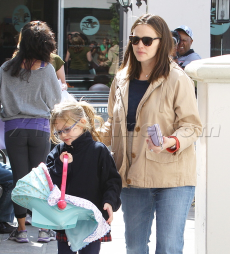 Jennifer Garner shopping sunglasses denim Pacific Palisades
