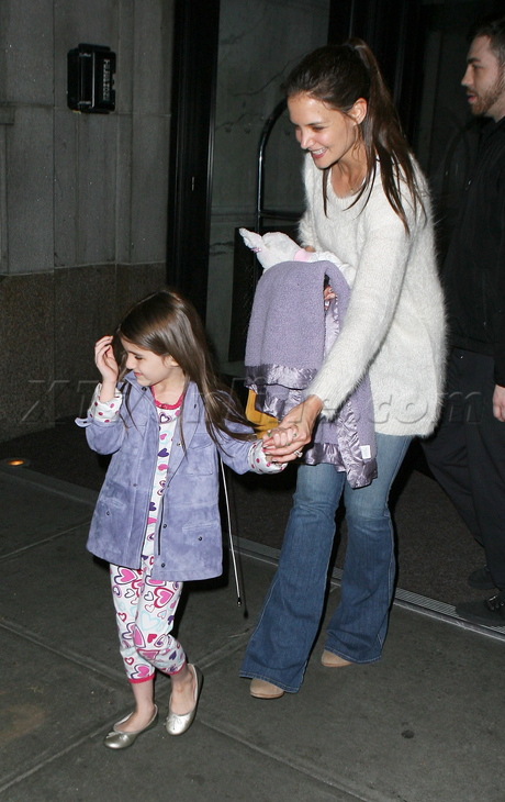 Katie Holmes jeans sweater child suri cruise 