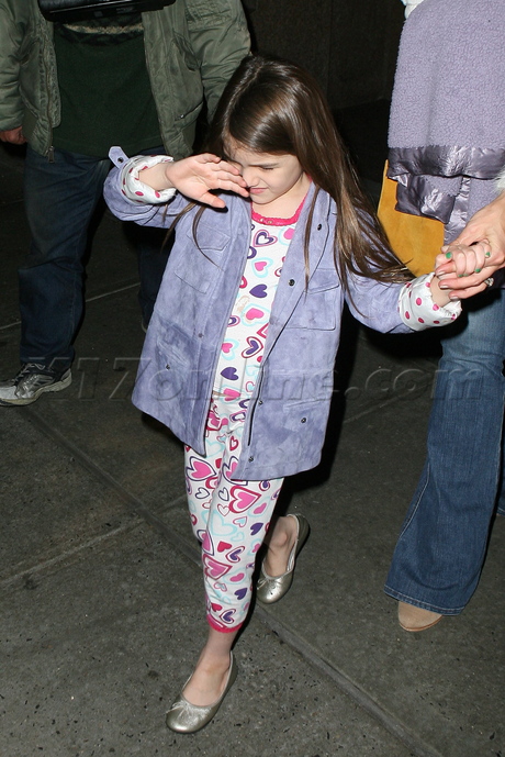 Katie Holmes jeans sweater child suri cruise