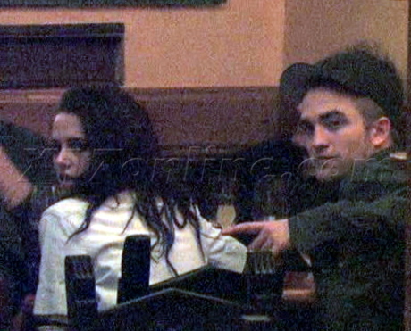 Robert Pattinson Kristen Stewart paris twilight eating