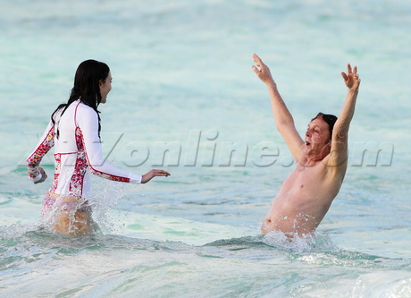 hat beatles girlfriend st. barts sand ocean france Paul McCartney