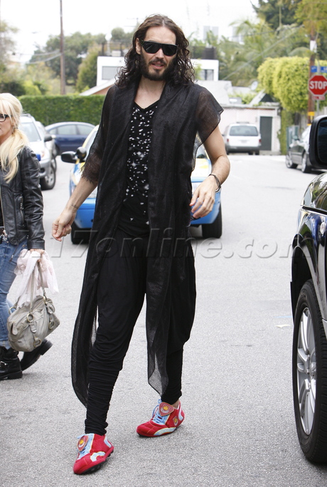 Russell Brand sunglasses sneakers katy perry 