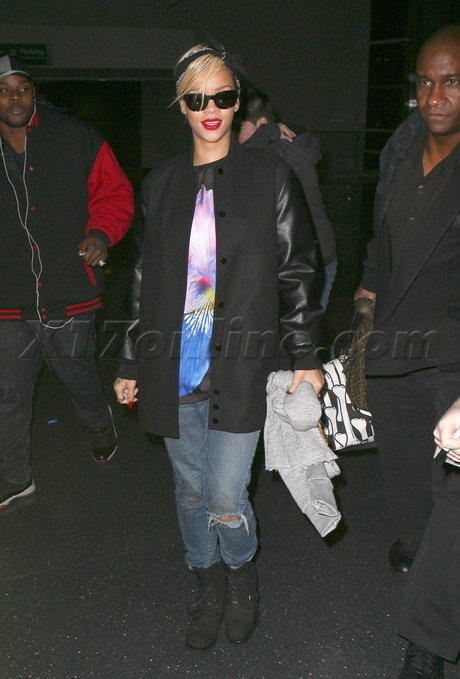 sunglasses autographs airport Rihanna