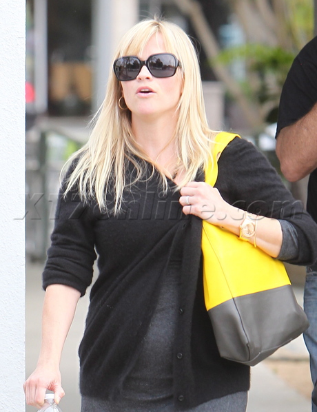 sunglasses Reese Witherspoon purse baby bump boots